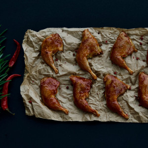 Putpelių šlaunelės aliejiniame "Mango ir čili" marinate. 500 g.