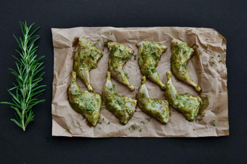 Putpelių šlaunelės aliejiniame "Prancūziškas daržas" marinate. 500 g.