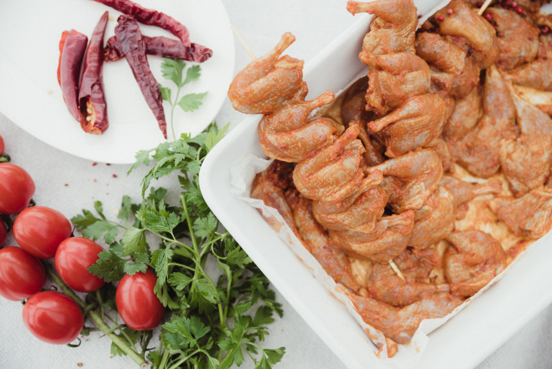 Putpelių šlaunelės aliejiniame "Mango ir čili" marinate. 500 g.